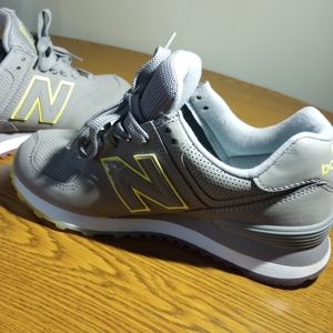 New Balance 574 . Size 6 US, Color: Gray